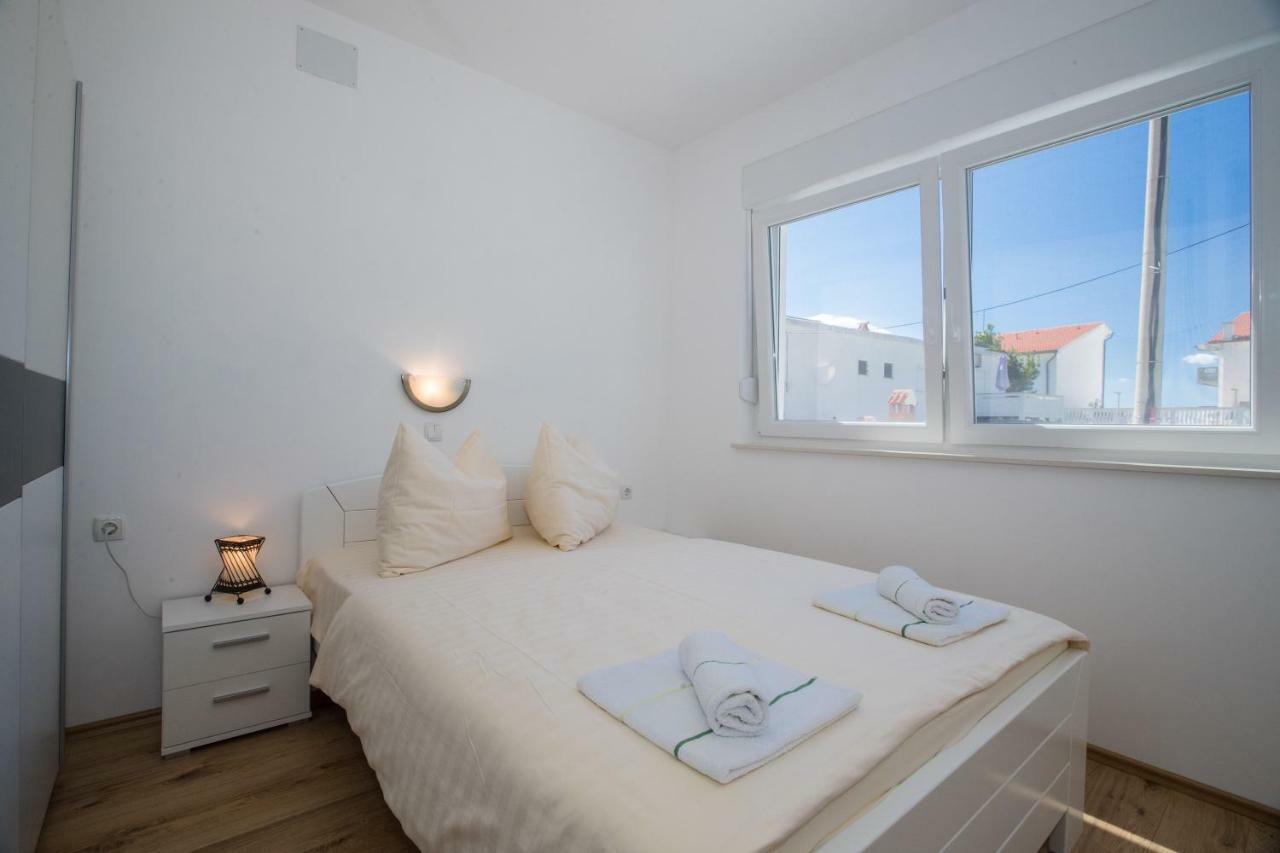 Apartments Petrusic Supetarska Draga Exterior photo